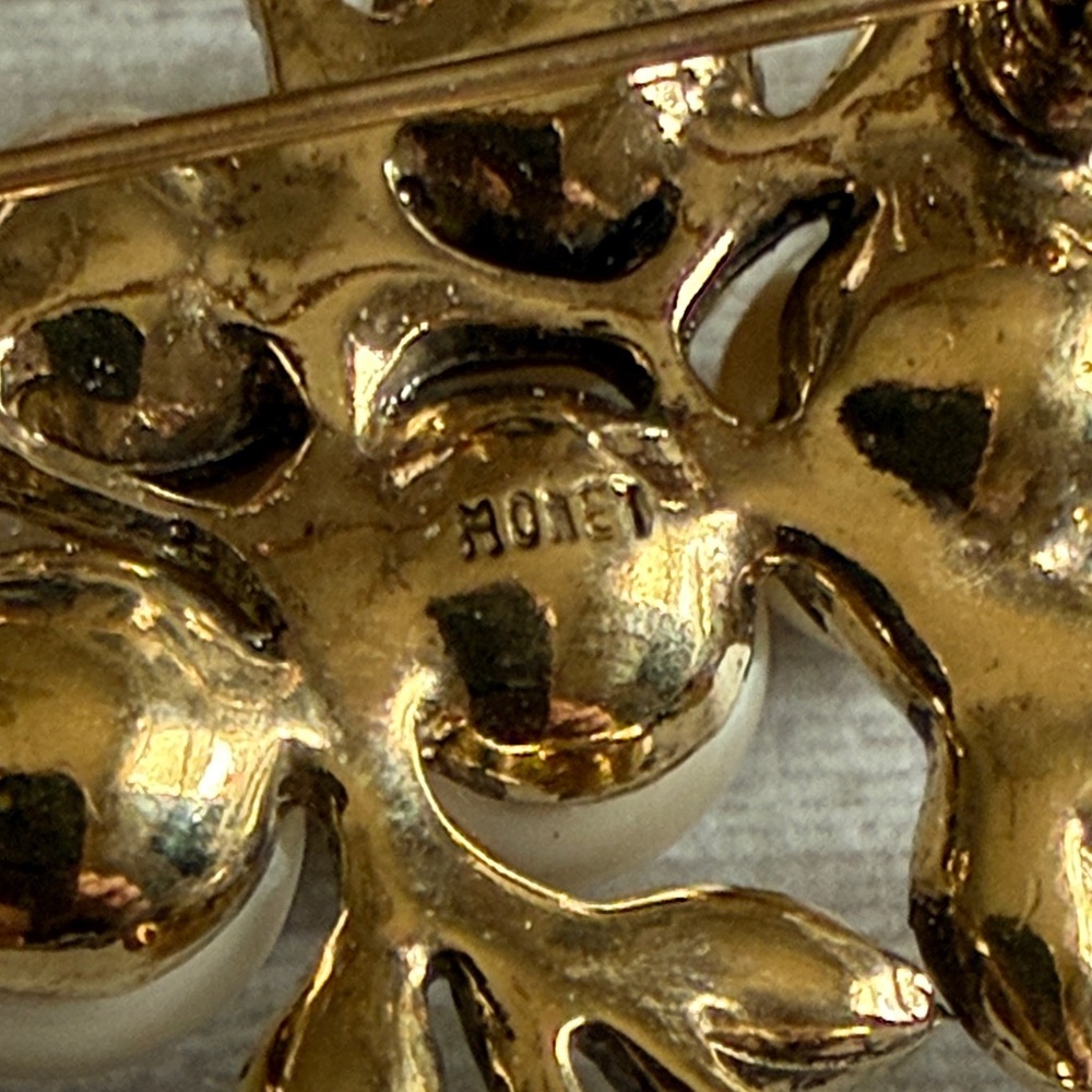 Elegant Pearl and Gold Leaf Monet Brooch - Picture 3 of 6